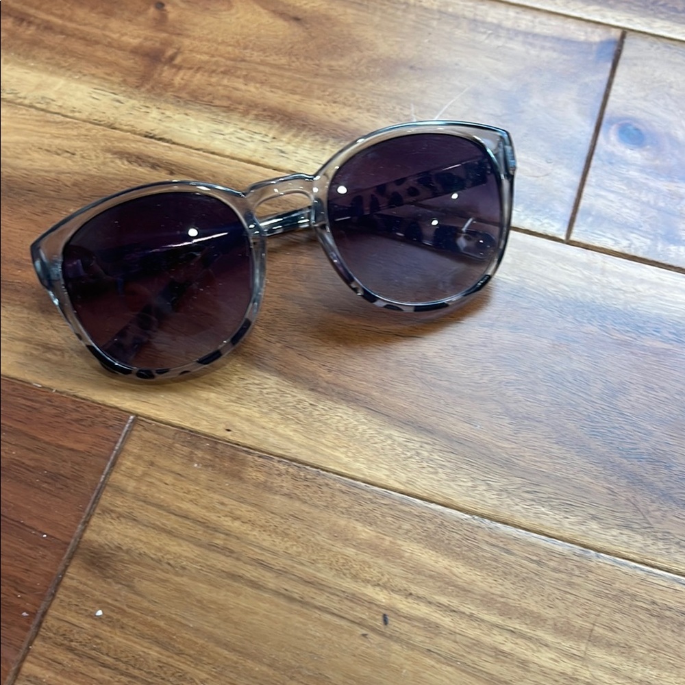 Stylish Tortoiseshell Sunglasses